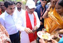 Photo of एक ग्रामीण का न्योता, मुख्यमंत्री का अपनापन – प्रधानमंत्री आवास से साकार हुआ सपना, मुख्यमंत्री ने कराया गृह प्रवेश