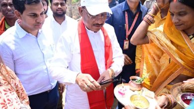 Photo of एक ग्रामीण का न्योता, मुख्यमंत्री का अपनापन – प्रधानमंत्री आवास से साकार हुआ सपना, मुख्यमंत्री ने कराया गृह प्रवेश